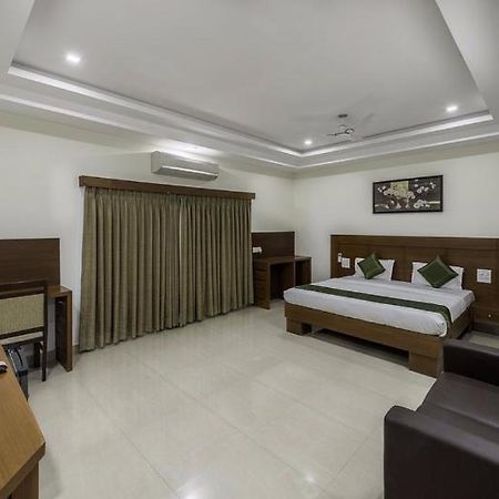 Capital O 9960 Hotel Grand Himayat Χιντεραμπάντ Εξωτερικό φωτογραφία