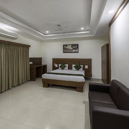Capital O 9960 Hotel Grand Himayat Χιντεραμπάντ Εξωτερικό φωτογραφία
