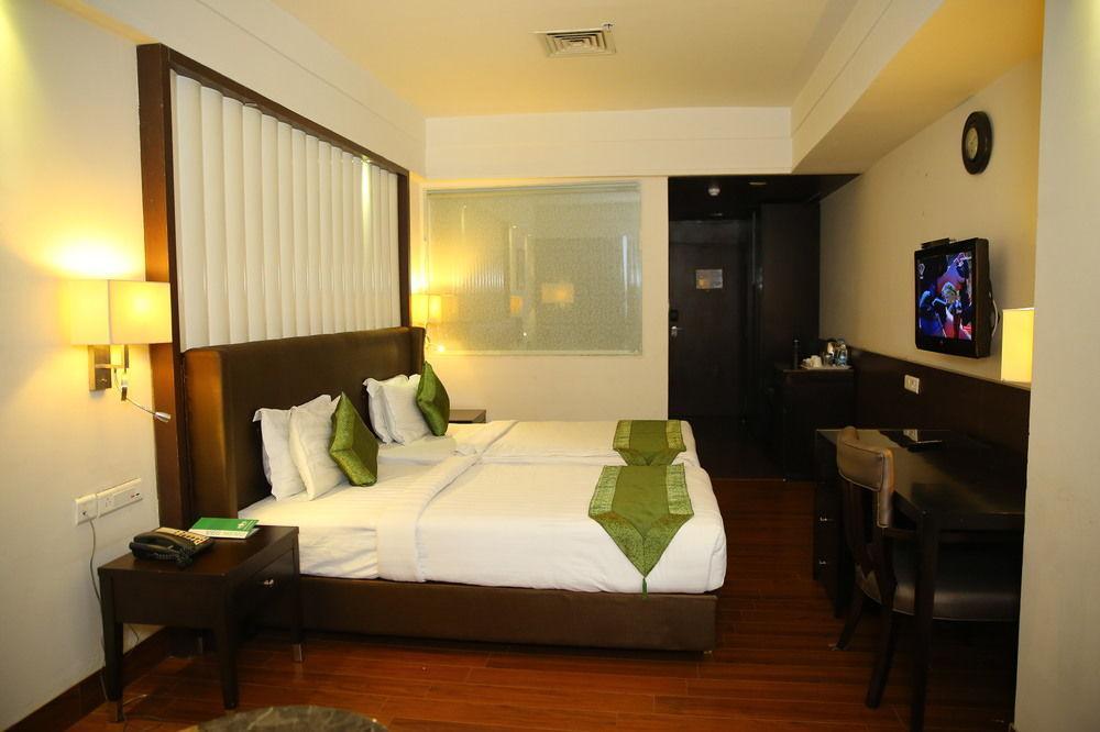 Capital O 9960 Hotel Grand Himayat Χιντεραμπάντ Εξωτερικό φωτογραφία