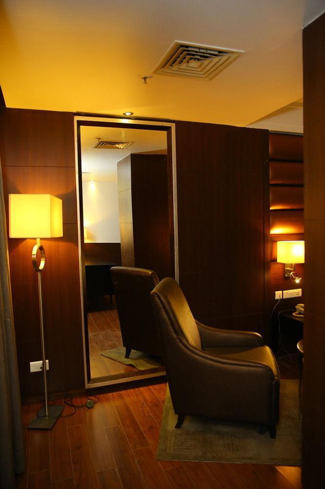 Capital O 9960 Hotel Grand Himayat Χιντεραμπάντ Εξωτερικό φωτογραφία