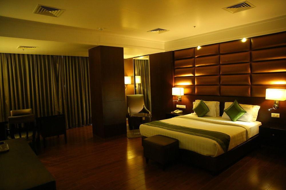 Capital O 9960 Hotel Grand Himayat Χιντεραμπάντ Εξωτερικό φωτογραφία