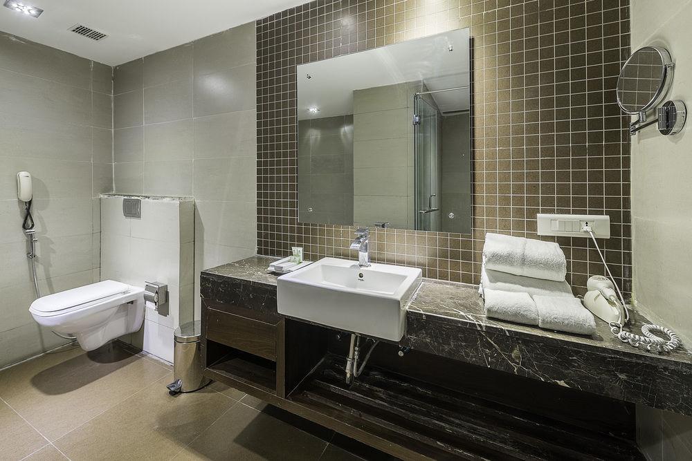 Capital O 9960 Hotel Grand Himayat Χιντεραμπάντ Εξωτερικό φωτογραφία