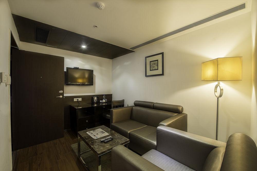 Capital O 9960 Hotel Grand Himayat Χιντεραμπάντ Εξωτερικό φωτογραφία