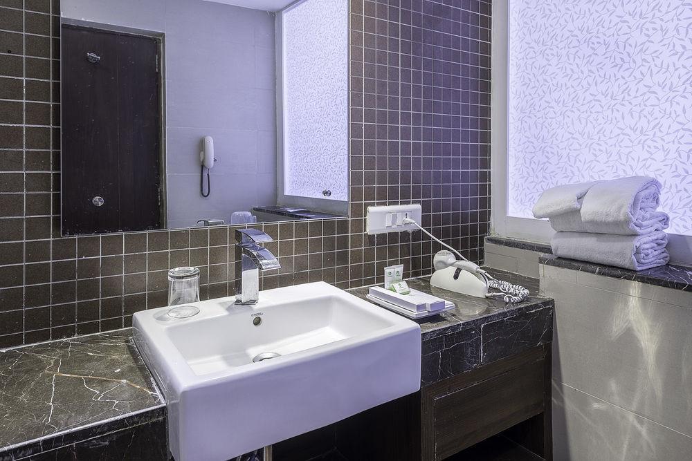 Capital O 9960 Hotel Grand Himayat Χιντεραμπάντ Εξωτερικό φωτογραφία