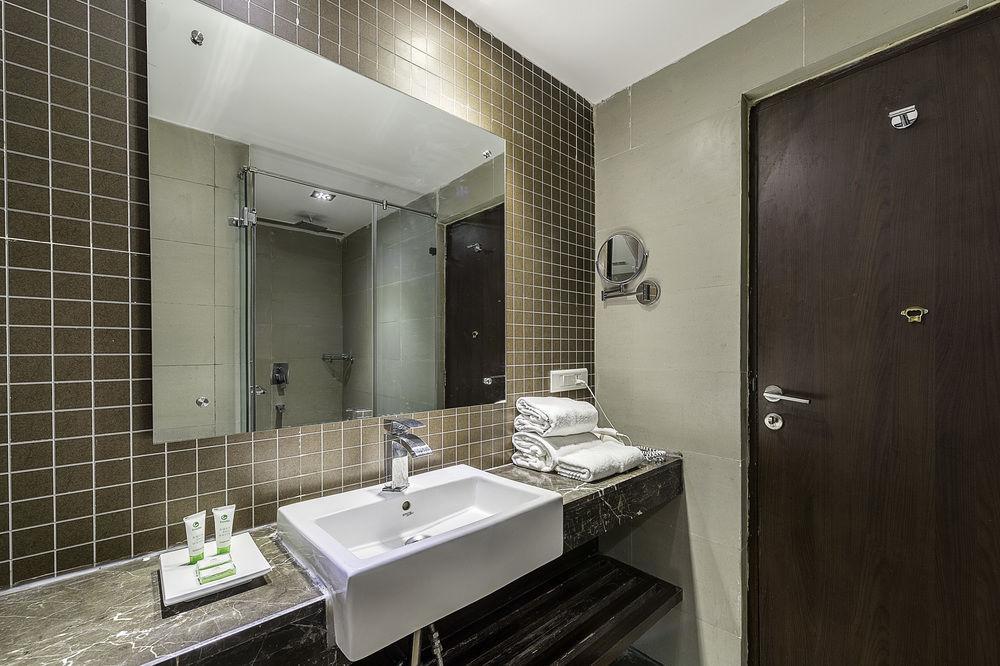 Capital O 9960 Hotel Grand Himayat Χιντεραμπάντ Εξωτερικό φωτογραφία