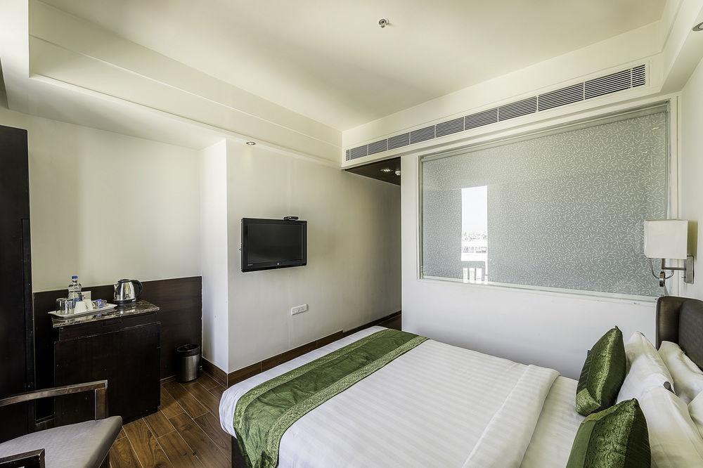 Capital O 9960 Hotel Grand Himayat Χιντεραμπάντ Εξωτερικό φωτογραφία