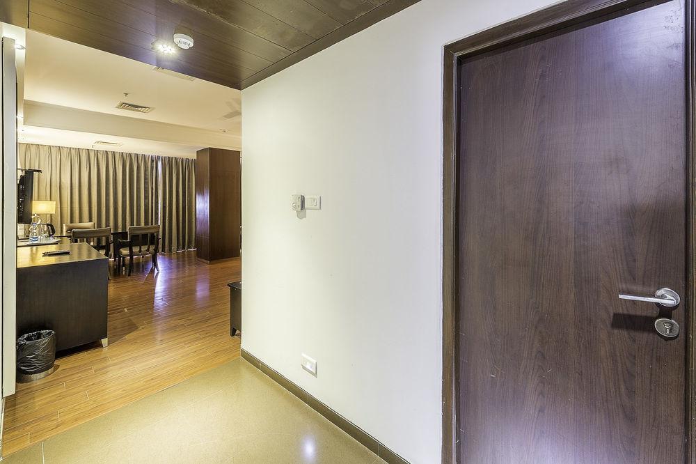 Capital O 9960 Hotel Grand Himayat Χιντεραμπάντ Εξωτερικό φωτογραφία