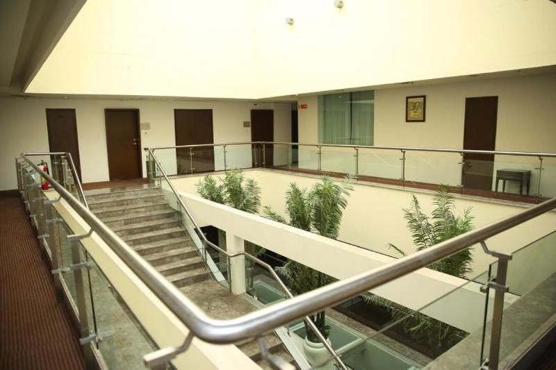Capital O 9960 Hotel Grand Himayat Χιντεραμπάντ Εξωτερικό φωτογραφία