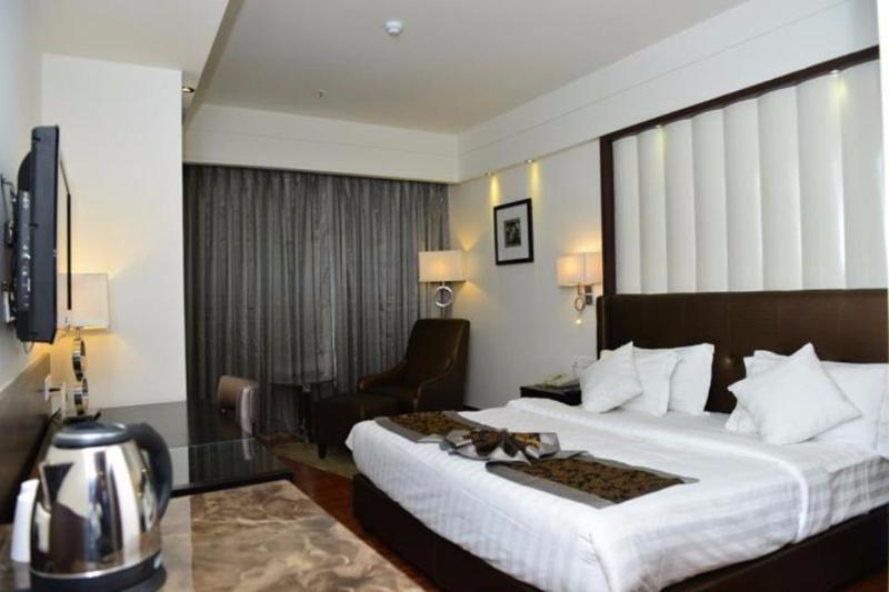 Capital O 9960 Hotel Grand Himayat Χιντεραμπάντ Εξωτερικό φωτογραφία