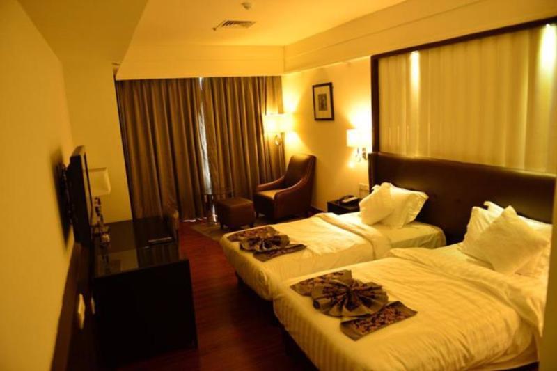 Capital O 9960 Hotel Grand Himayat Χιντεραμπάντ Εξωτερικό φωτογραφία